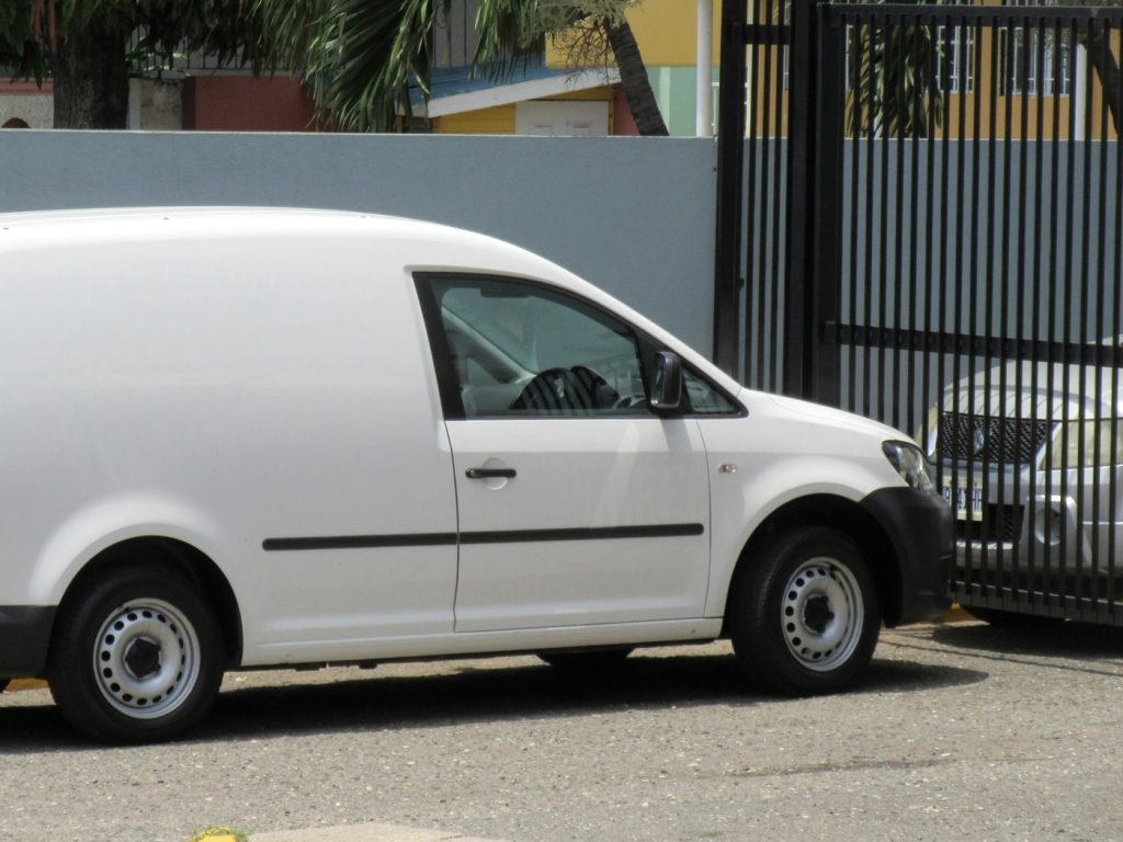 Witte Volkswagen Caddy bestelwagen