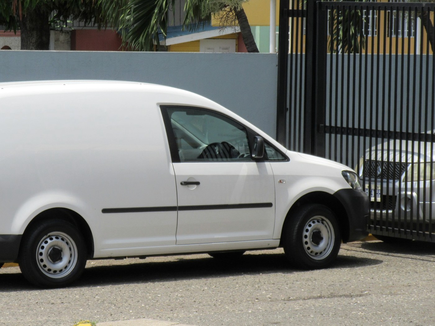 Witte Volkswagen Caddy bestelwagen