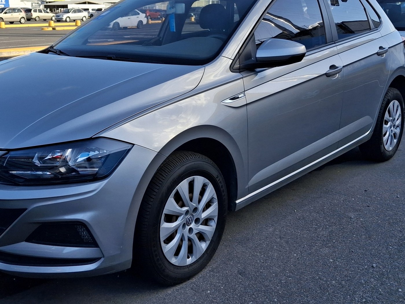 Zilvergrijze Volkswagen Polo