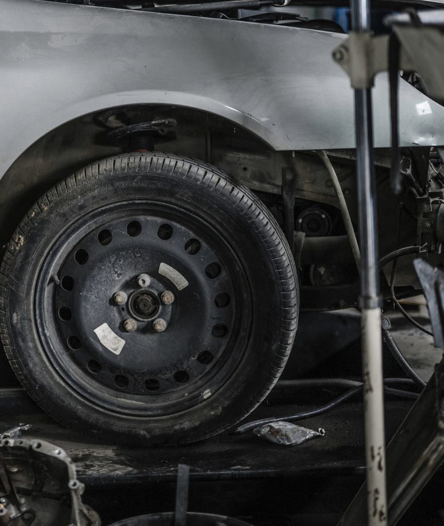 Detail van een wiel en naaf van een auto op de brug