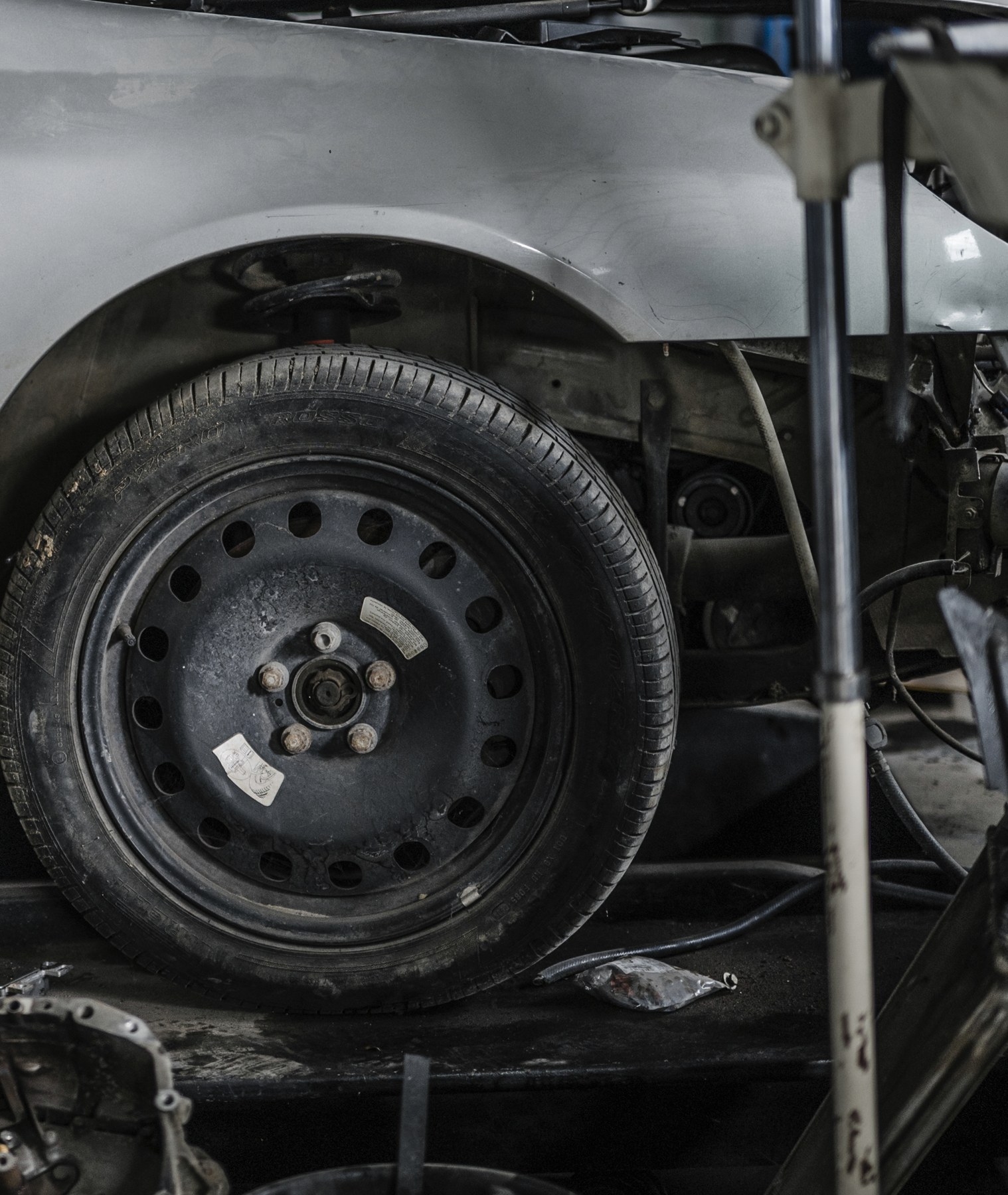 Detail van een wiel en naaf van een auto op de brug